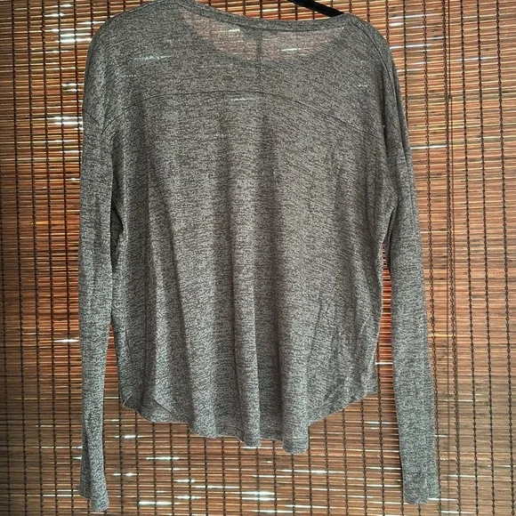 Vince Flattering Long Sleeve - Picture 3 of 4